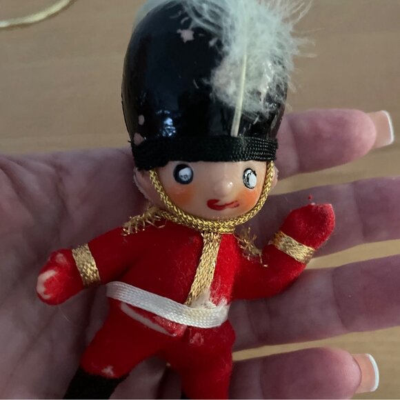 Vtg British Royal Guard Soldier Toy Soldier Doll Ornament Flocked Plastic 4 Inch - Picture 4 of 7